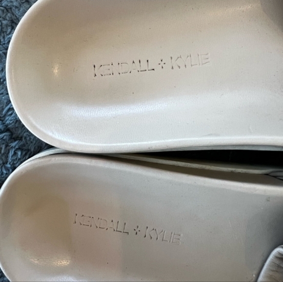 Kendall & Kylie flat slides super comfy - Picture 2 of 2